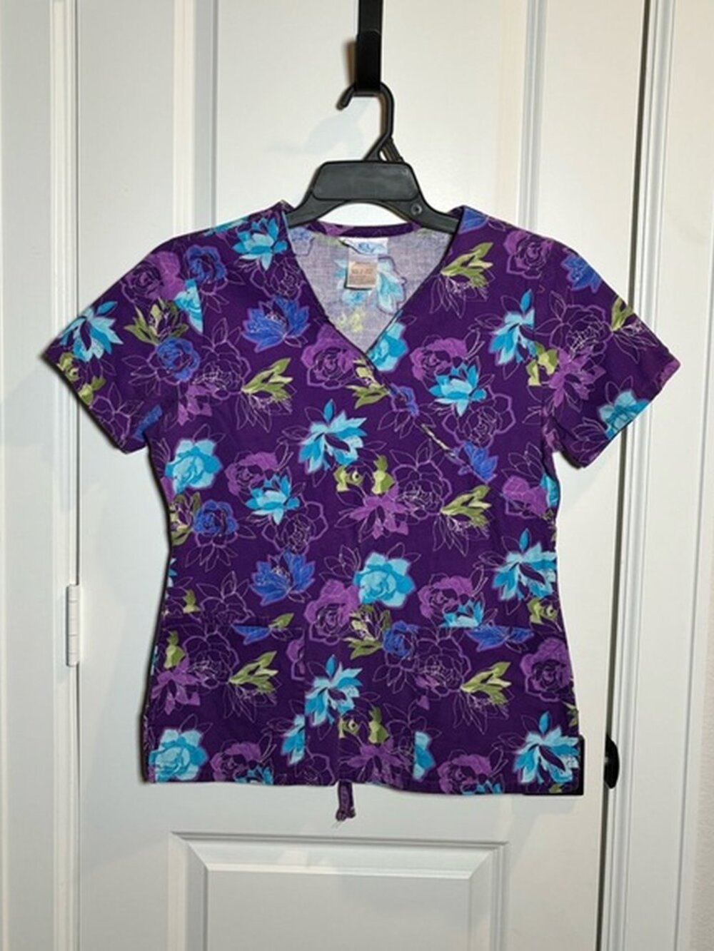 2/$12 💥♻ SB Scrubs Purple Floral V-Neck Medical Uniform Top | Size XS | 2773